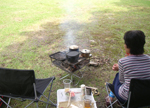 焚き火で調理中